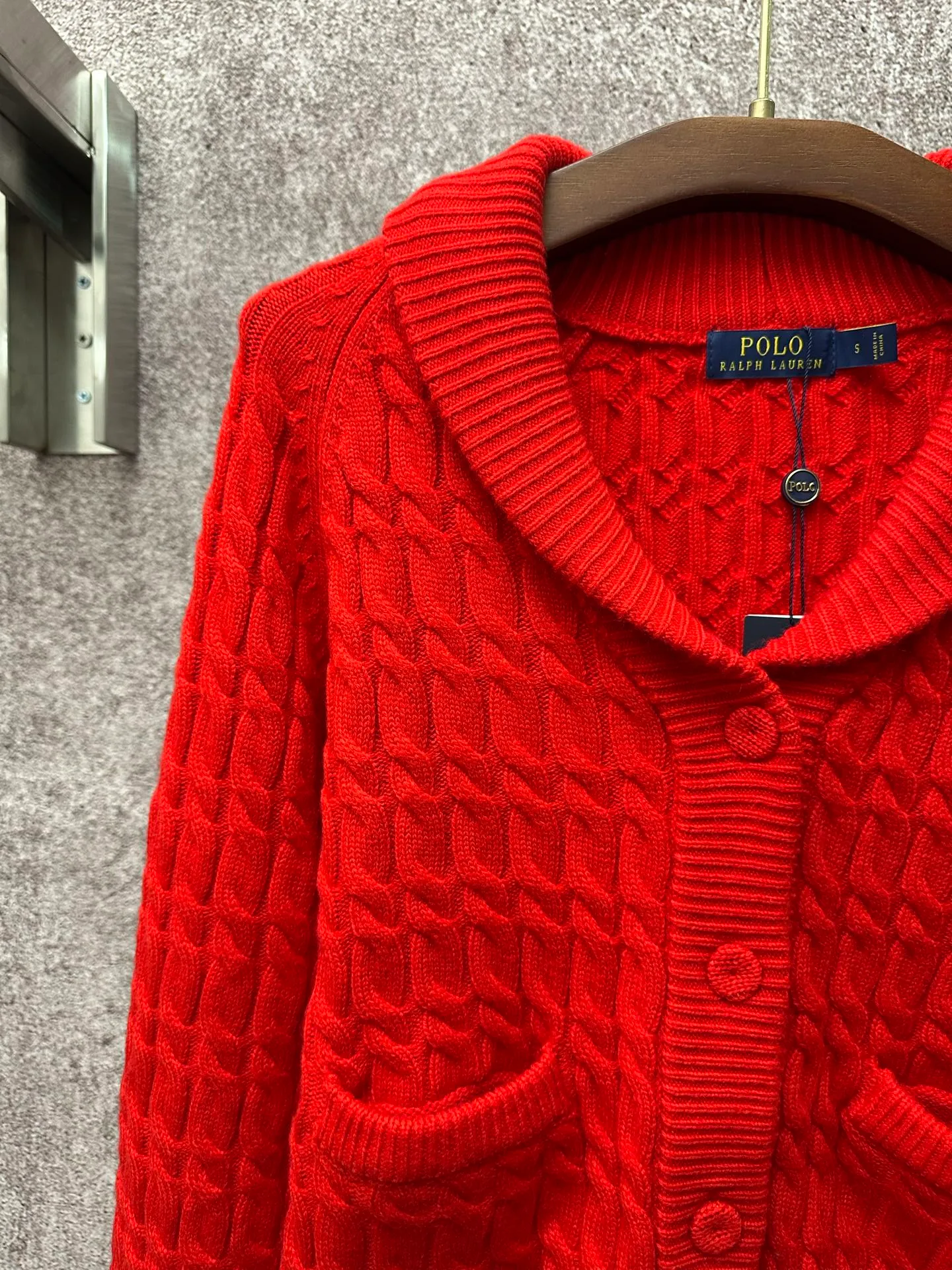 P480 Ralph Lauren red twist knitted cardigan, brand new with tag, perfect details, classic lapel design, small horse logo embroidery on the front, exquisite details, 70% cashmere + 30% wool, soft and warm fabric, versatile in autumn and winter, Size: S M L